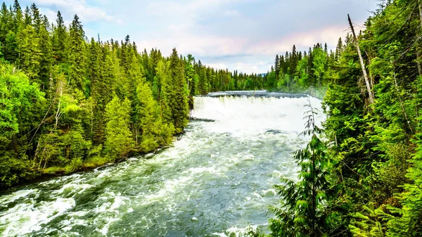 Karibu dağlarda erken kar erime Wells gri Provincial Park güzel British Columbia, Kanada içinde Dawson Falls Murtle Nehri'nin muhteşem su akışı oluşturur