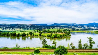 Sahne Clearwater ve British Columbia, Kanada Karibu dağlarda kaçıp Bahar sırasında küçük kalede arasında Kuzey Thompson Nehri sel