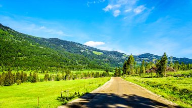 Otoban 5a, Merritt şehirleri ve British Columbia, Kanada Princeton arasındaki Kamloops-Princeton karayolu boyunca kıyı Dağları çevrili tarım alanları