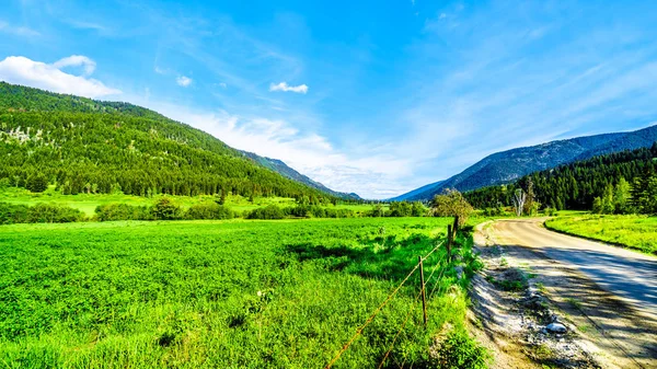 Otoban 5a, Merritt şehirleri ve British Columbia, Kanada Princeton arasındaki Kamloops-Princeton karayolu boyunca kıyı Dağları çevrili tarım alanları