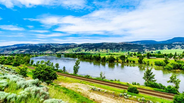 Sahne Clearwater ve British Columbia, Kanada Karibu dağlarda kaçıp Bahar sırasında küçük kalede arasında Kuzey Thompson Nehri sel