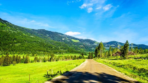 Otoban 5a, Merritt şehirleri ve British Columbia, Kanada Princeton arasındaki Kamloops-Princeton karayolu boyunca kıyı Dağları çevrili tarım alanları