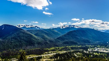 Sağlam doruklarına Cascade dağ aralığı Ec Manning il Park içinde güzel British Columbia, Kanada Cascade uyanık açısından görüldüğü gibi bize-Kanada sınırındaki