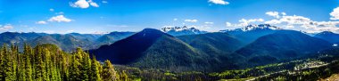 Bize-Kanada sınırındaki parkta Ec Manning il British Columbia, Kanada Cascade uyanık açısından görüldüğü gibi sağlam doruklarına Cascade dağ Panorama görünüm