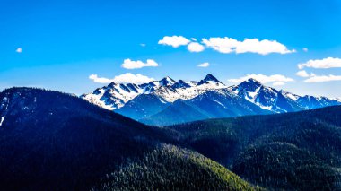 Sağlam doruklarına Cascade dağ aralığı Ec Manning il Park içinde güzel British Columbia, Kanada Cascade uyanık açısından görüldüğü gibi bize-Kanada sınırındaki