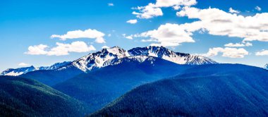 Sağlam doruklarına Cascade dağ aralığı Ec Manning il Park içinde güzel British Columbia, Kanada Cascade uyanık açısından görüldüğü gibi bize-Kanada sınırındaki