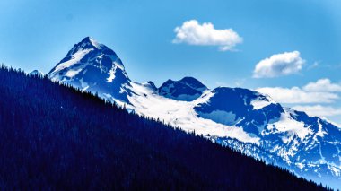 Sağlam doruklarına Cascade dağ aralığı Ec Manning il Park içinde güzel British Columbia, Kanada Cascade uyanık açısından görüldüğü gibi bize-Kanada sınırındaki