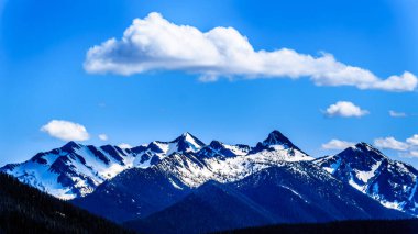 Sağlam doruklarına Cascade dağ aralığı Ec Manning il Park içinde güzel British Columbia, Kanada Cascade uyanık açısından görüldüğü gibi bize-Kanada sınırındaki