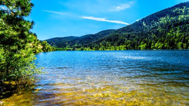 Allison Gölü Kristal berraklığında suları boyunca Otoban 5a Merritt şehirleri ve Princeton içinde güzel British Columbia, Kanada arasında 
