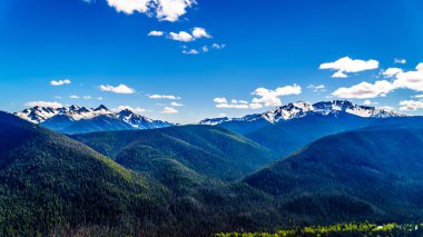 Sağlam doruklarına Cascade dağ aralığı Ec Manning il Park içinde güzel British Columbia, Kanada Cascade uyanık açısından görüldüğü gibi bize-Kanada sınırındaki
