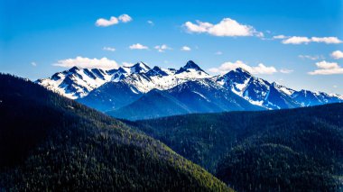Sağlam doruklarına Cascade dağ aralığı Ec Manning il Park içinde güzel British Columbia, Kanada Cascade uyanık açısından görüldüğü gibi bize-Kanada sınırındaki