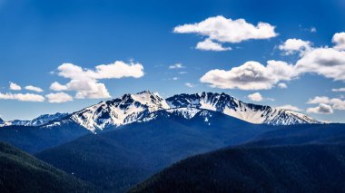 Sağlam doruklarına Cascade dağ aralığı Ec Manning il Park içinde güzel British Columbia, Kanada Cascade uyanık açısından görüldüğü gibi bize-Kanada sınırındaki
