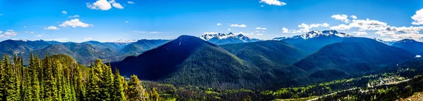 私たちカナダ国境 マニング州立公園ブリティッシュ コロンビア カナダに滝の展望台から見たように頑丈なピークのカスケード山脈のパノラマ ビュー — ストック写真