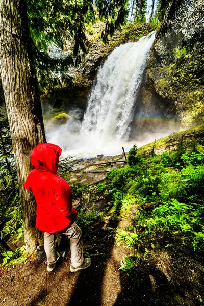 Frau Rotem Regenmantel Mit Blick Auf Die Massive Wasserströmung Von — Stockfoto