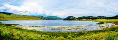 Panorama görünümünü güdük Rolling Hills ve açık geniş çim toprakları parçalı bulutlu gökyüzü altında Merritt ve Kamloops, British Columbia, Kanada, arasında bir otoban 5a boyunca Nicola Vadisi'nin çevrili Gölü