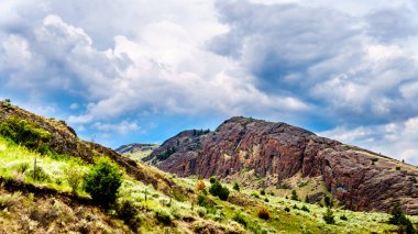Rocky Mountain karanlık bulutlu gökyüzü altında Merritt ve Kamloops, British Columbia, Kanada arasında Otoban 5a boyunca Nicola Vadisi'nde tepeler arasında