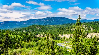 Coldwater Nehri Vadisi ve Merritt ve British Columbia, Kanada Coquihalla otoyol arasındaki Coldwater yol Marnixkade kıyı sıradağlarının görünümü