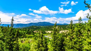 Coldwater Nehri Vadisi ve Merritt ve British Columbia, Kanada Coquihalla otoyol arasındaki Coldwater yol Marnixkade kıyı sıradağlarının görünümü