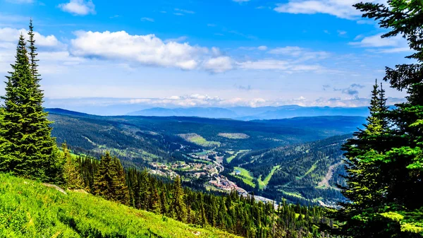 Flygfoto Över Alpina Byn Sun Peaks Från Vandringsled Tod Berg — Stockfoto