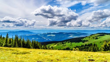 Dağlara Shuswap Highlands hiking trail alp köyü Sun Peaks British Columbia, Kanada içinde yakınındaki Tod Dağı'nda görüntülendi?