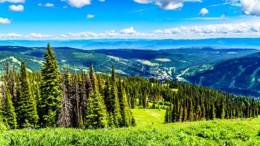 Alp köyü Sun Peaks British Columbia, Kanada Shuswap dağlık Tod dağda yürüyüş iz üzerinden havadan görünümü