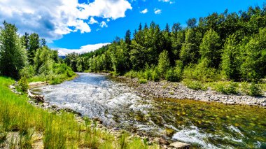 Coldwater nehir Coldwater yolu ve umut ve British Columbia, Kanada içinde Merritt arasında Coquihalla karayolu arasındaki kavşak kenarında hızlı akan suların