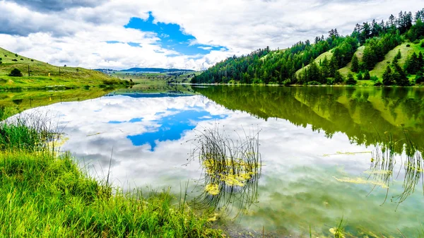 Blauer Himmel Wolken Und Umliegende Berge Die Sich Auf Der — Stockfoto