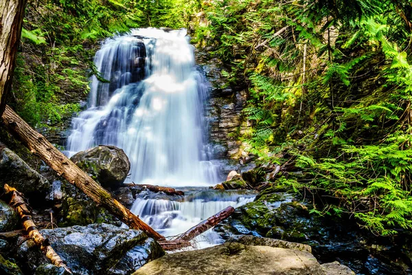 Whitecroft Falls, bir şelale Mcgillivray Creek ve Sun Peaks yolundan kısa bir yürüyüş kasaba Whitecroft British Columbia, Kanada Okanagen Shuswap bölgesinde yakın: