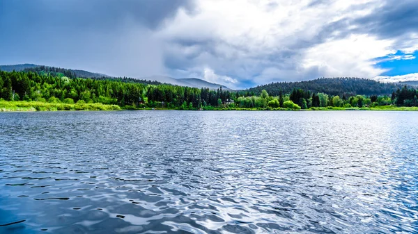 Küçük Heffley Gölü, Heffley-Sun Peaks yolun British Columbia, Kanada Okanagen Shuswap bölgesinde küçük bir balıkçı gölde üzerinde kara bulutlar