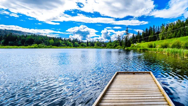 Küçük Heffley Gölü, Heffley-Sun Peaks yolun British Columbia, Kanada Okanagen Shuswap bölgesinde bir küçük bir balıkçı gölde iskelede Balık tutma