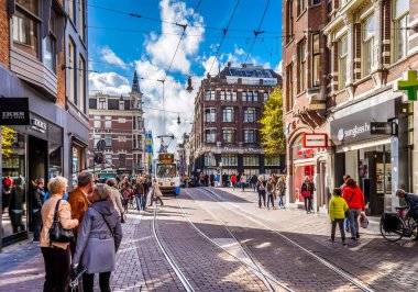 Yayalar ve tramvaylar Amsterdam merkezi güzel bir Ekim gün meşgul Leidsestraat üzerinde
