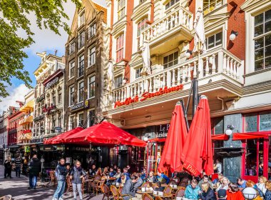 Öğle yemeği zamanı birinde birçok terraces adlı Leidseplein, Merkezi, Amsterdam güzel bir Ekim gün