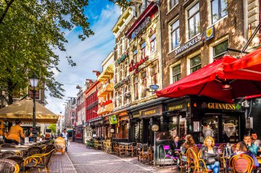 Öğle yemeği zamanı birinde birçok terraces adlı Leidseplein, Merkezi, Amsterdam güzel bir Ekim gün
