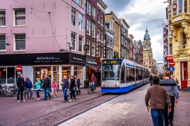 Yayalar ve tramvaylar Amsterdam merkezi güzel bir Ekim gün meşgul Leidsestraat üzerinde