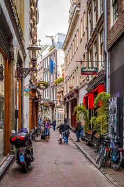 Dar sokakları ile eski şehir Amsterdam güzel bir Ekim gün ortasına tarihi binalar