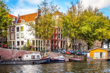 Oudeschans Kanal Kanal evleri ve ev tekneler, Amsterdam'da merkezi Montelbaans Tower yakınındaki