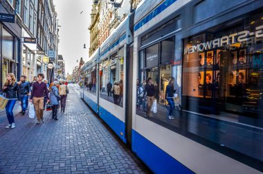  Yayalar ve tramvaylar meşgul Leidsestraat Merkezi, Amsterdam bir güzel sonbahar gününde üzerinde