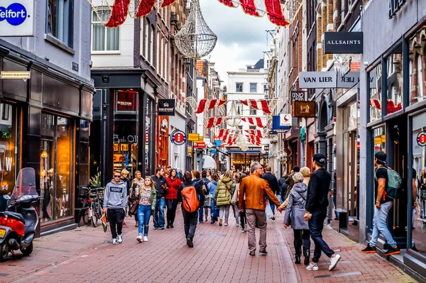Meşgul Kalverstraat, ünlü alışveriş caddesi eski Amsterdam şehir güzel bir Ekim gün ortasına