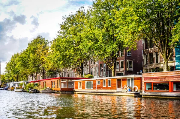 Houseboats Estão Alinhando Canal Waalseiland Perto Torre Montelbaans Centro Cidade — Fotografia de Stock