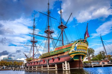 8. yüzyıldan kalma gemi Voc, Hollanda Doğu Hindistan şirketi, Amsterdam tam boy kopyası 1990 yılında inşa edilmiş ve Amsterdam'da Denizcilik Müzesi'nde demirli