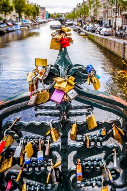 Eski Şehir, Amsterdam Hollanda'da Keizersgracht üzerinde bir köprü korkuluk aşk kilitler