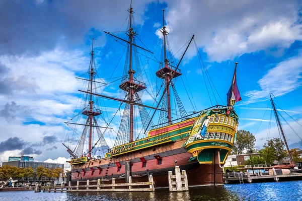 8. yüzyıldan kalma gemi Voc, Hollanda Doğu Hindistan şirketi, Amsterdam tam boy kopyası 1990 yılında inşa edilmiş ve Amsterdam'da Denizcilik Müzesi'nde demirli
