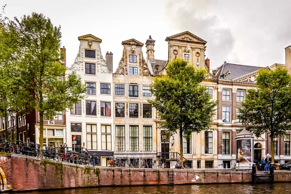 Rij Van Historische Huizen Met Sierlijke Bell Nek Gevels Langs — Stockfoto