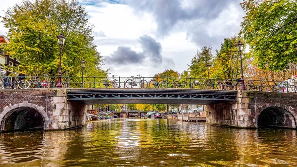 Pohled Mostu Přes Brouwersgracht Brewers Canal Canal Loď Herengracht Historickém — Stock fotografie