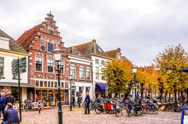 Hollanda kalbinde Elburg tarihi Hollanda balıkçı köyü merkezinde ana kare ve popüler alışveriş caddesi