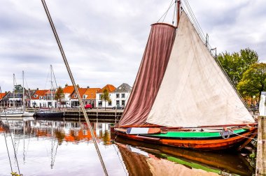 Düz dipli 'Botter' gemi, bazı tarihi Hollanda balıkçı köyü Elburg Hollanda kalbinde Harbor tam yol ileri