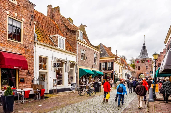石畳のメインストリートとオランダの中心部に歴史的なオランダ釣りエルブルグ村の中心部で人気のあるショッピング街 — ストック写真