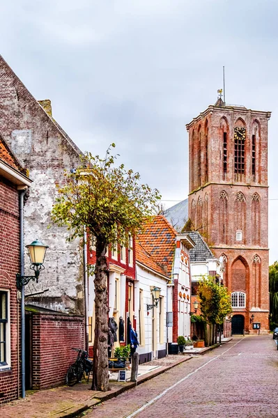 教堂塔和历史砖房子在寂静的街道在第十四世纪荷兰的 Elburg 的钓鱼村庄在荷兰的心脏 — 图库照片
