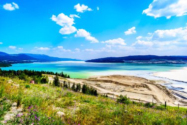 Ashcroft ve Highland gölden Logan arasındaki Highland Vadisi yol boyunca büyük bir tortu gölet bakır benim British Columbia, Kanada