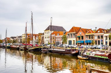 Şehri çevreleyen Kanal tekneleri tarihi ve popüler eski Hansa şehri, Zwolle Overijssel, Hollanda içinde merkezi
